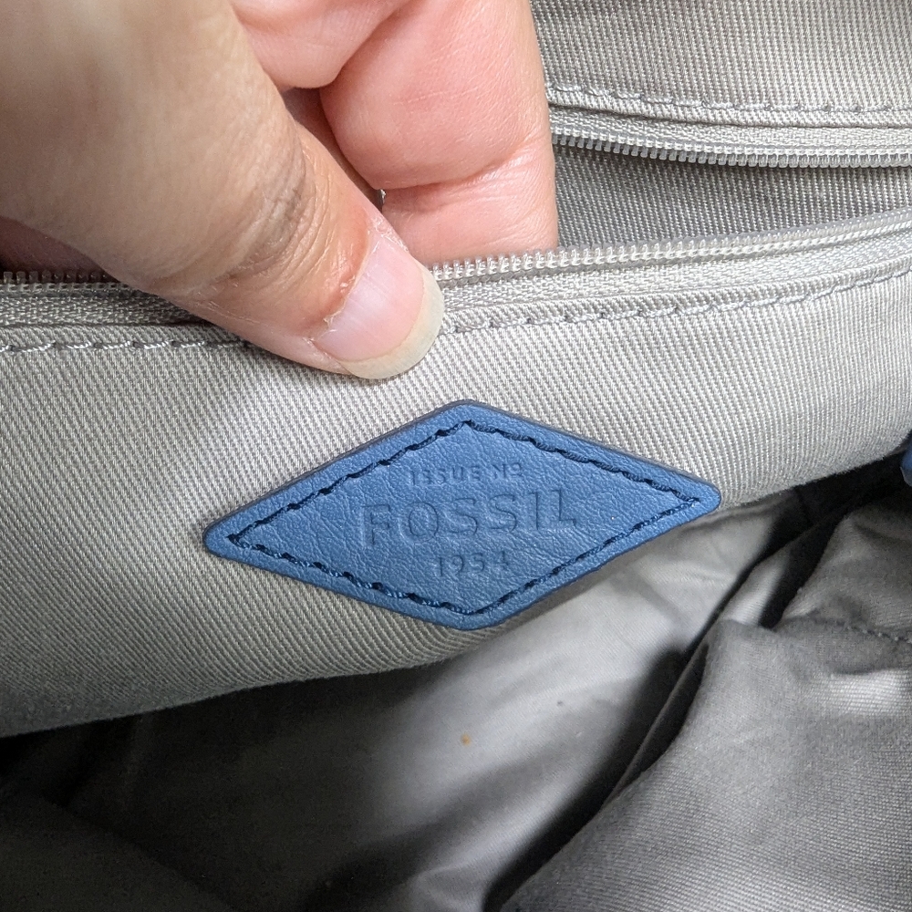 Fossil Pebbeled Leather Crossbody Purse - Picture 6 of 7